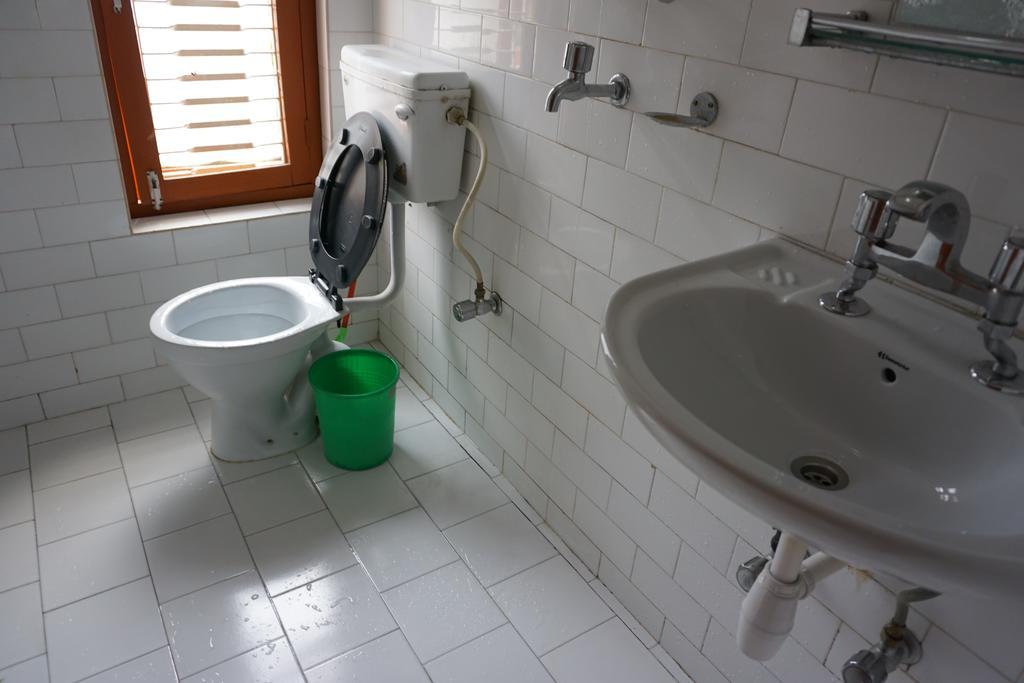 Galaxy Inn Guest House Похара Екстериор снимка